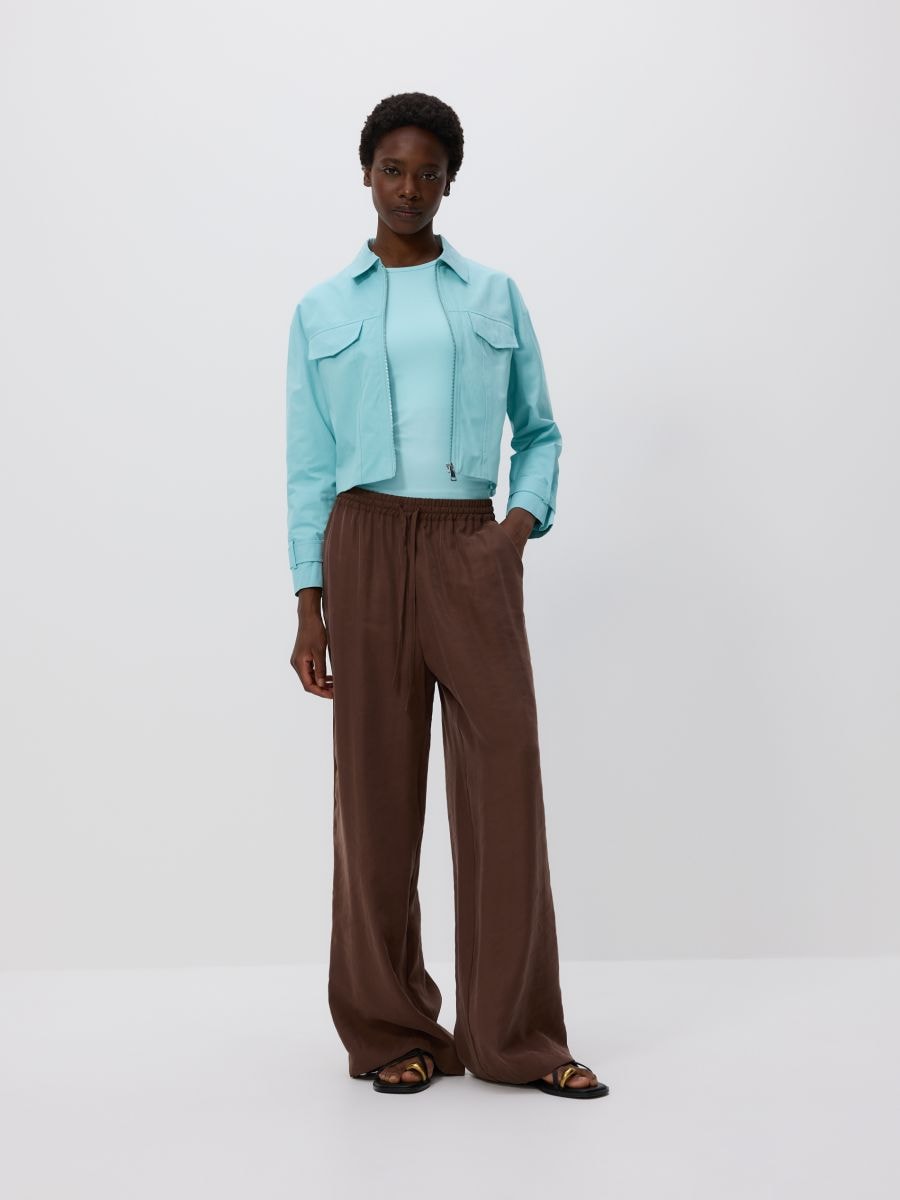 Cropped jacket with collar
