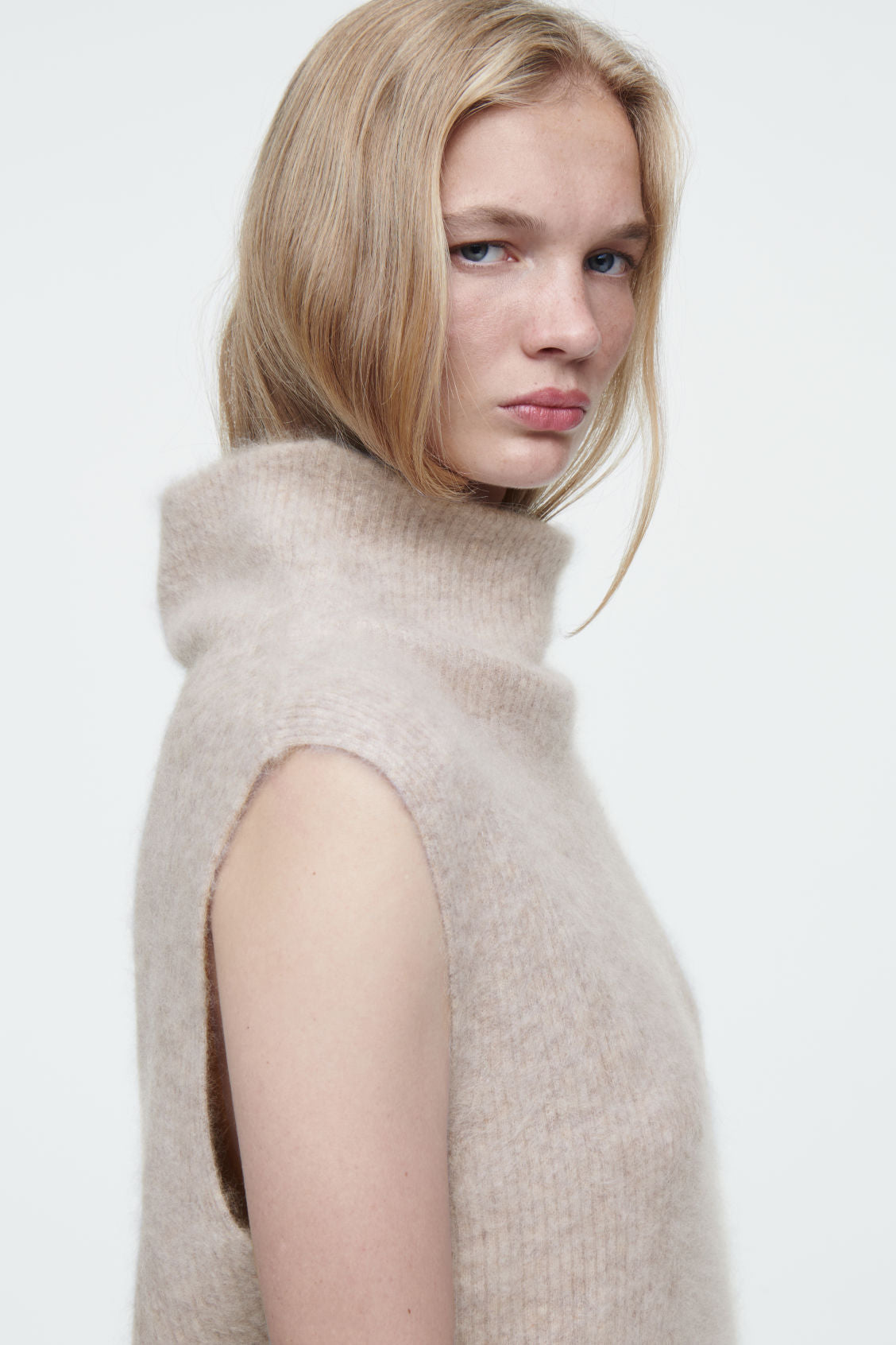 The funnel-neck brushed cashmere vest