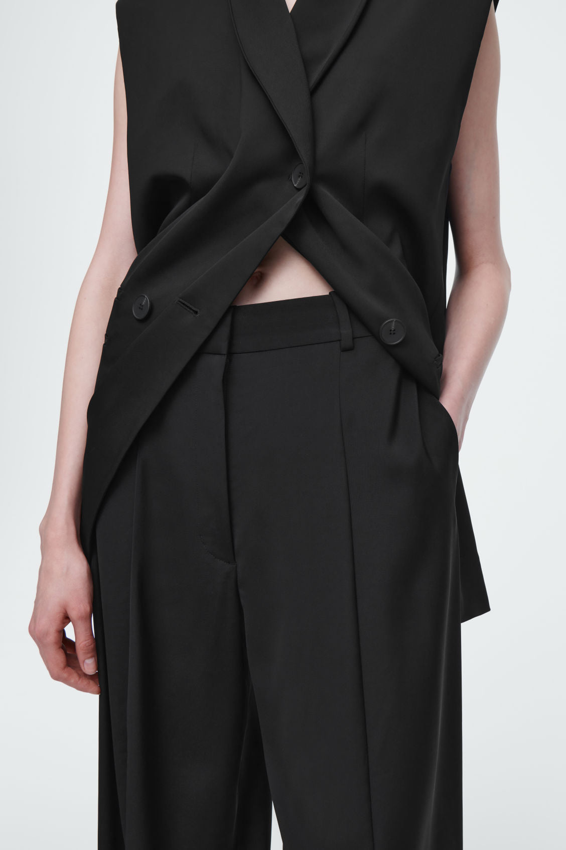 The fluid barrel-leg trousers