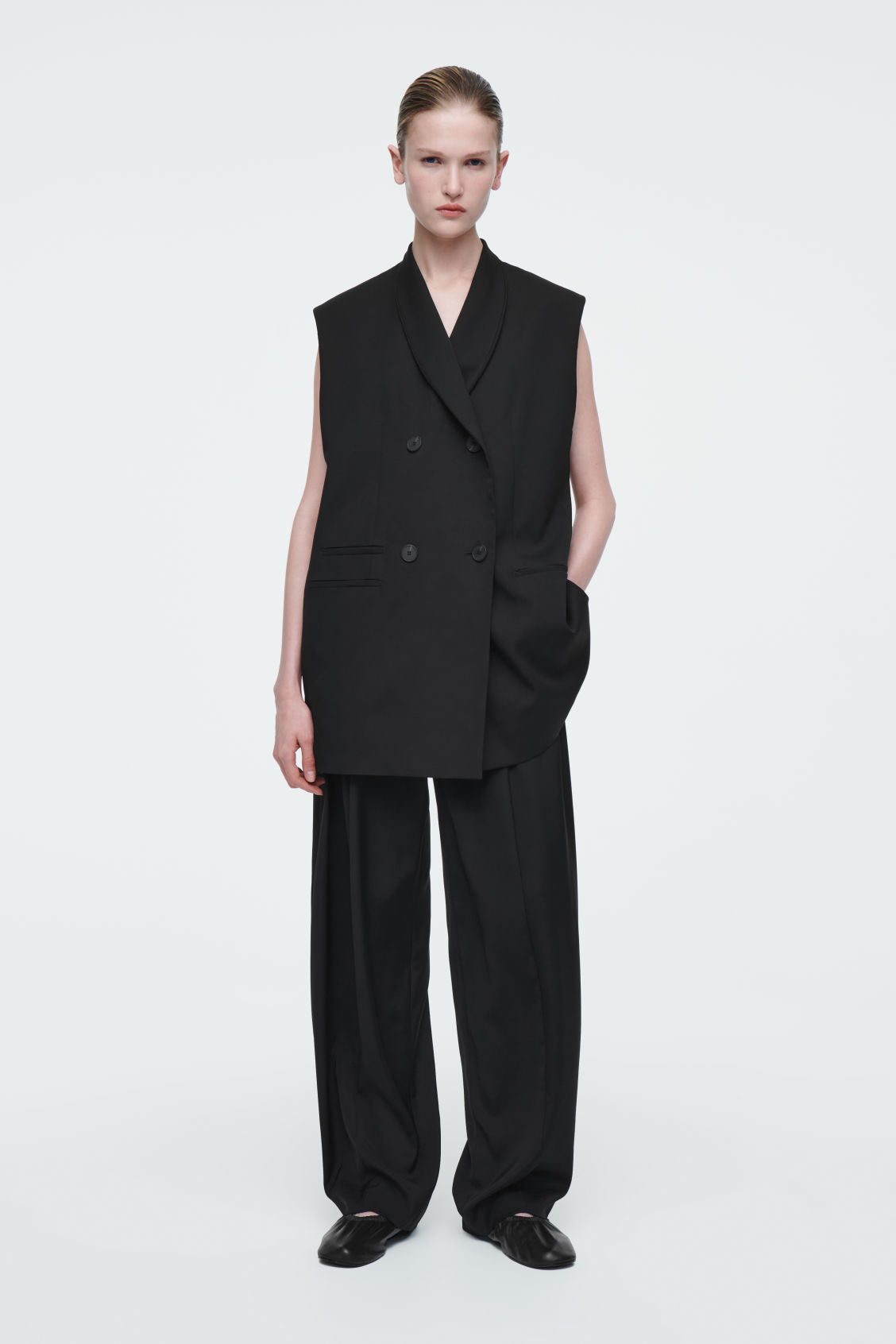 The fluid barrel-leg trousers