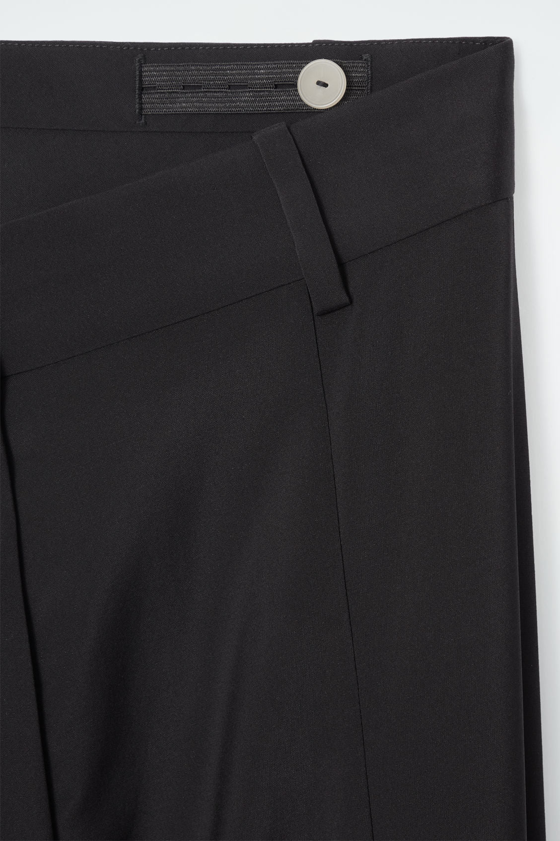 The fluid barrel-leg trousers