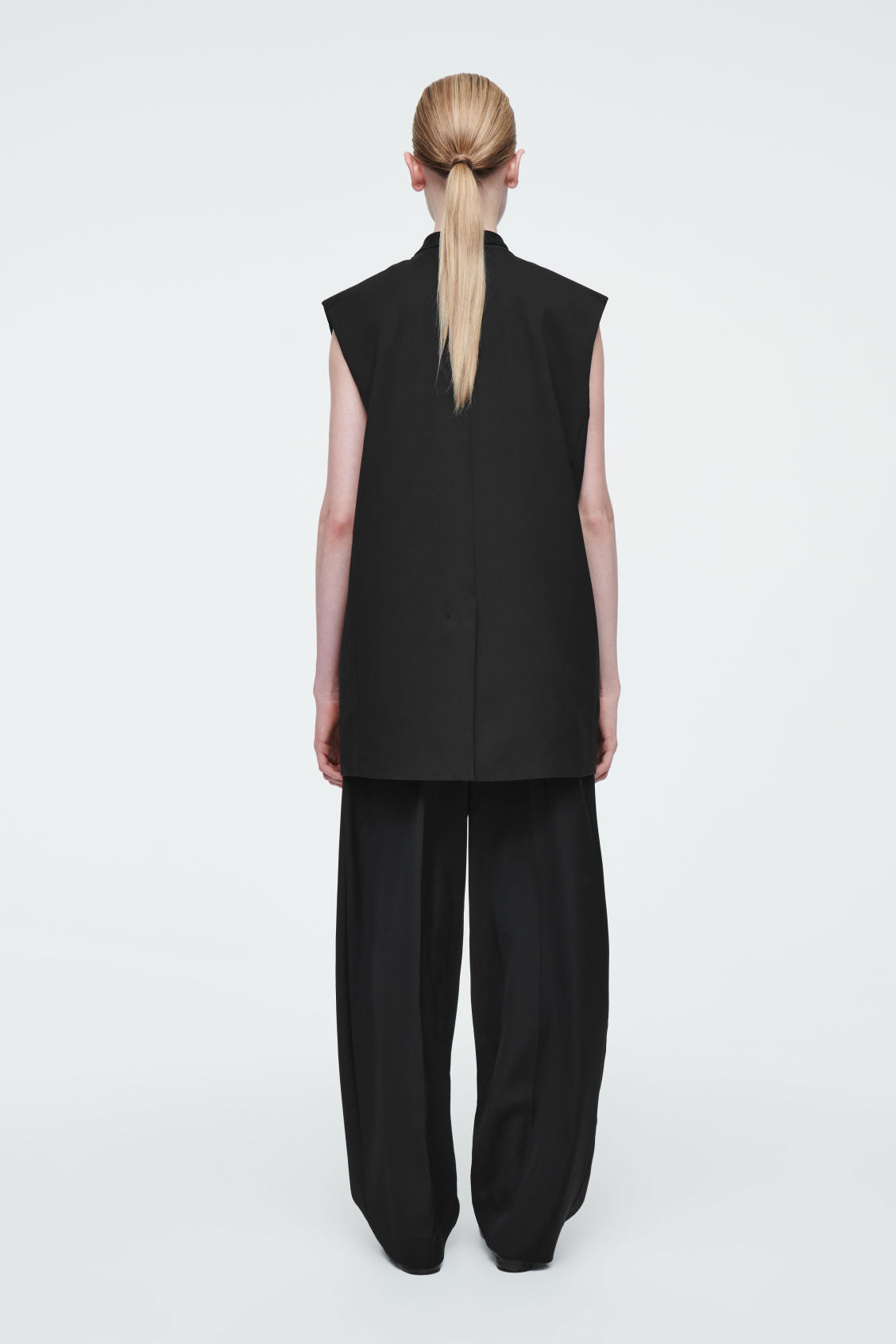 The fluid barrel-leg trousers