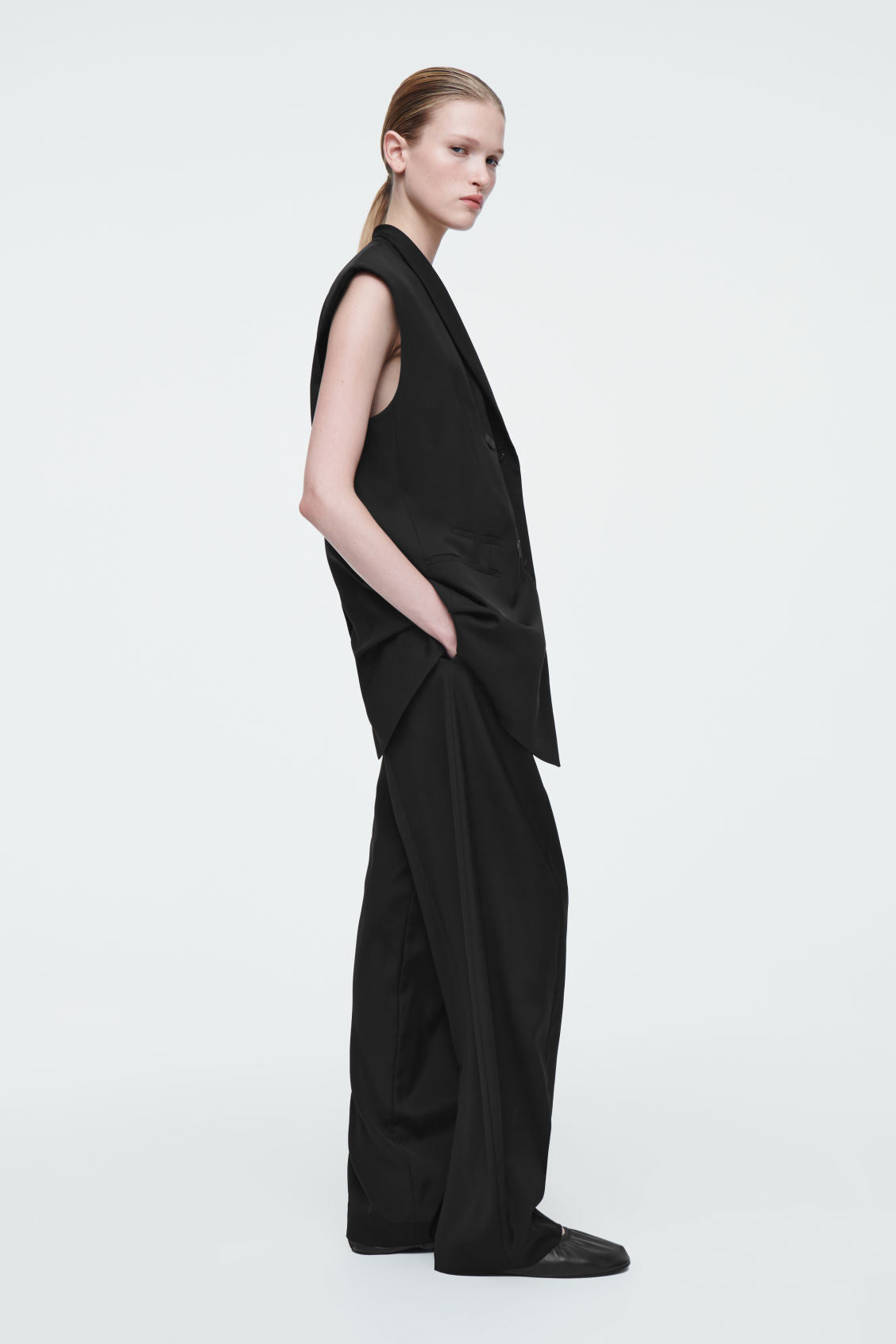 The fluid barrel-leg trousers
