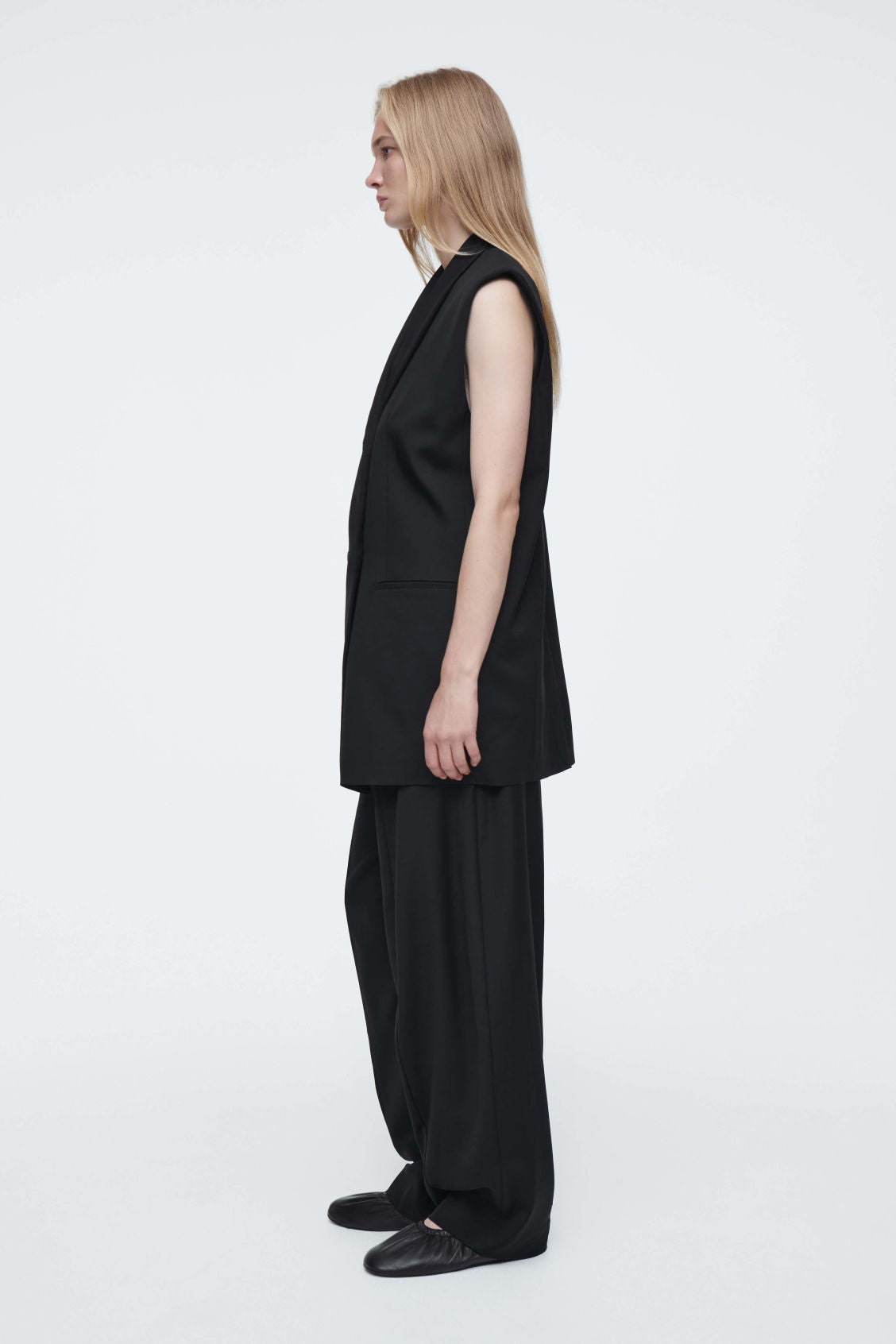The elongated sleeveless blazer