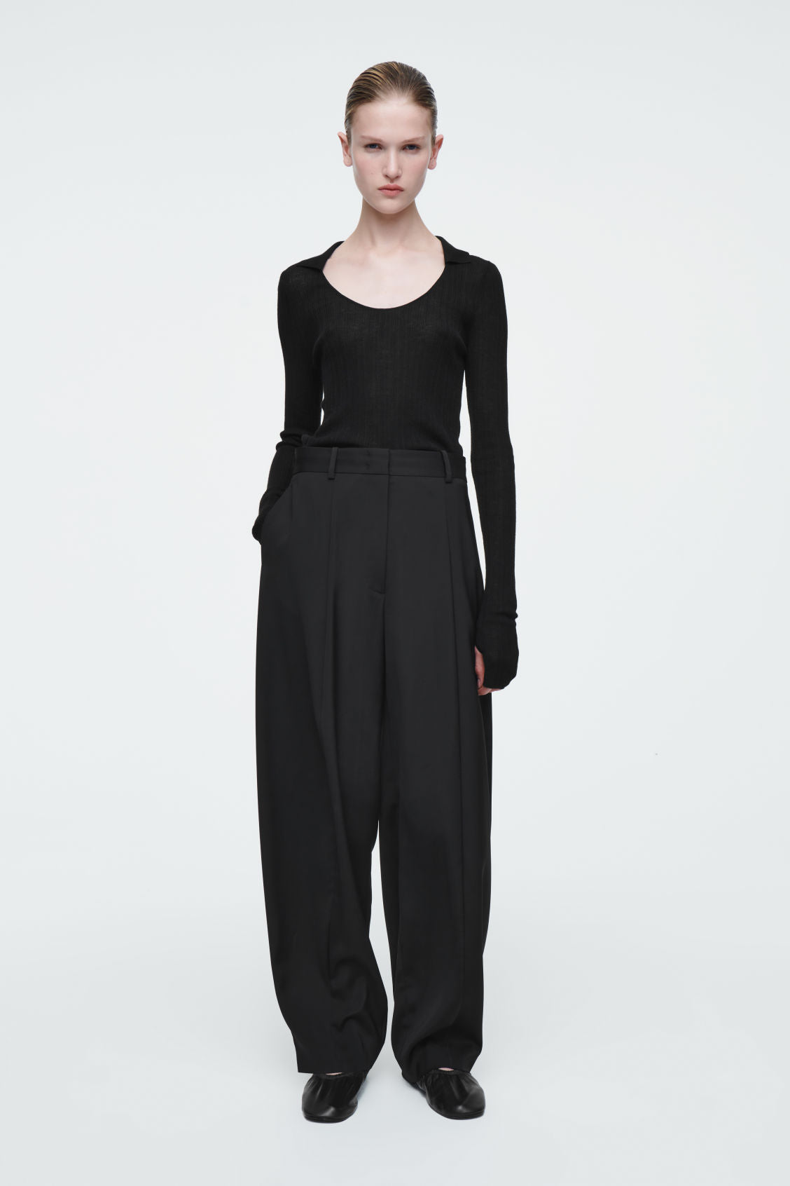 The fluid barrel-leg trousers