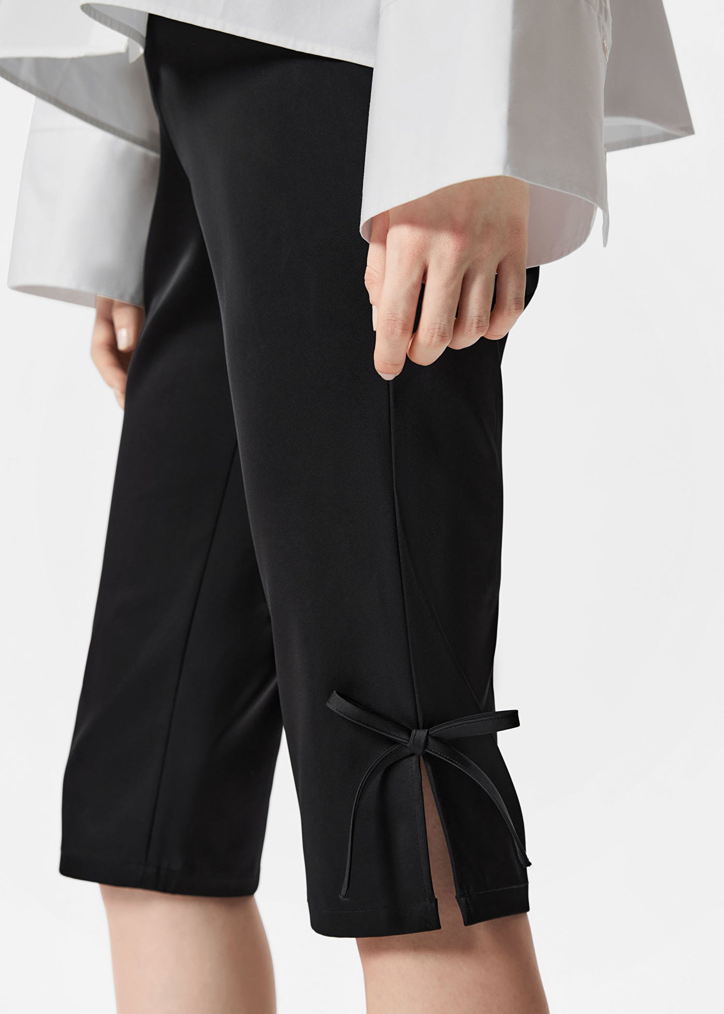 Ribbon-Detailed Capri Trousers