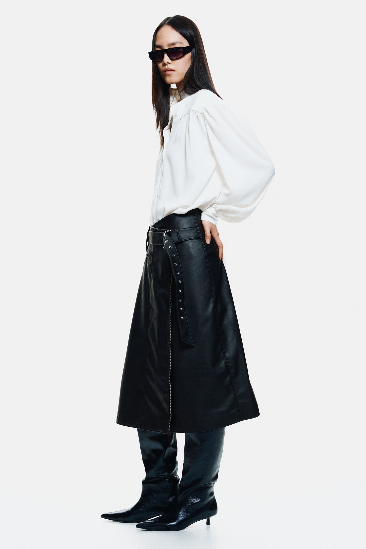 Coated belt-detail skirt