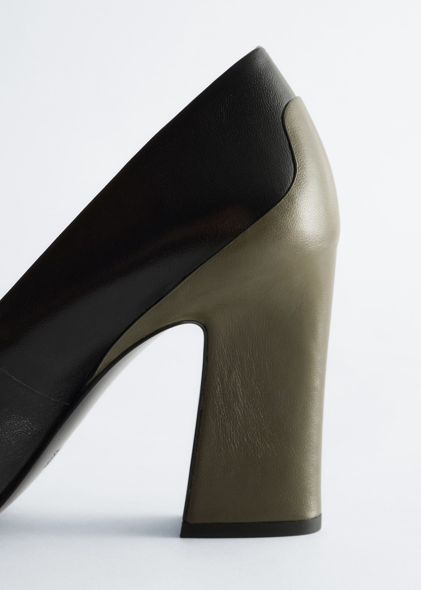 Colour-Blocked Leather Pumps