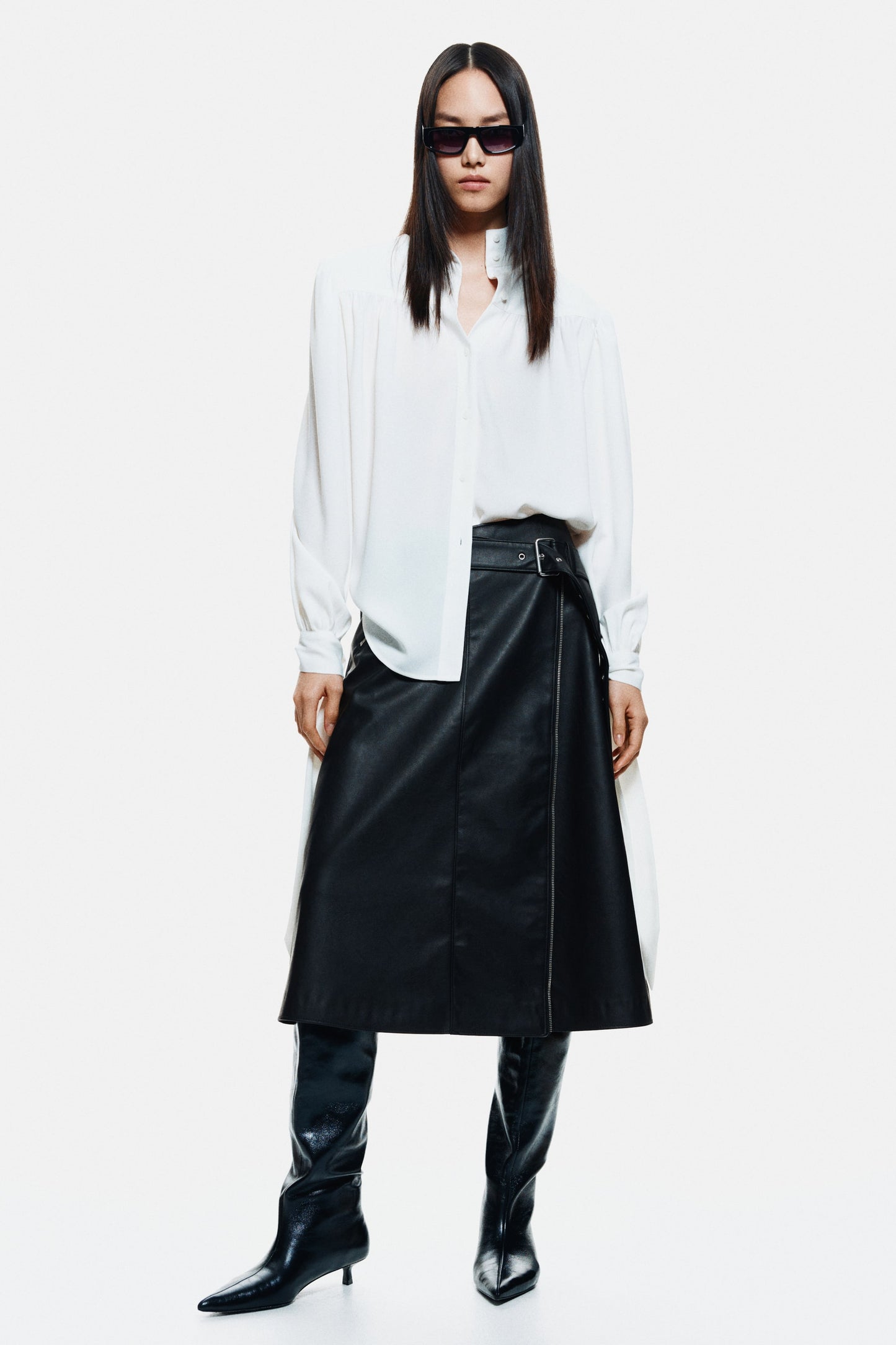 Coated belt-detail skirt