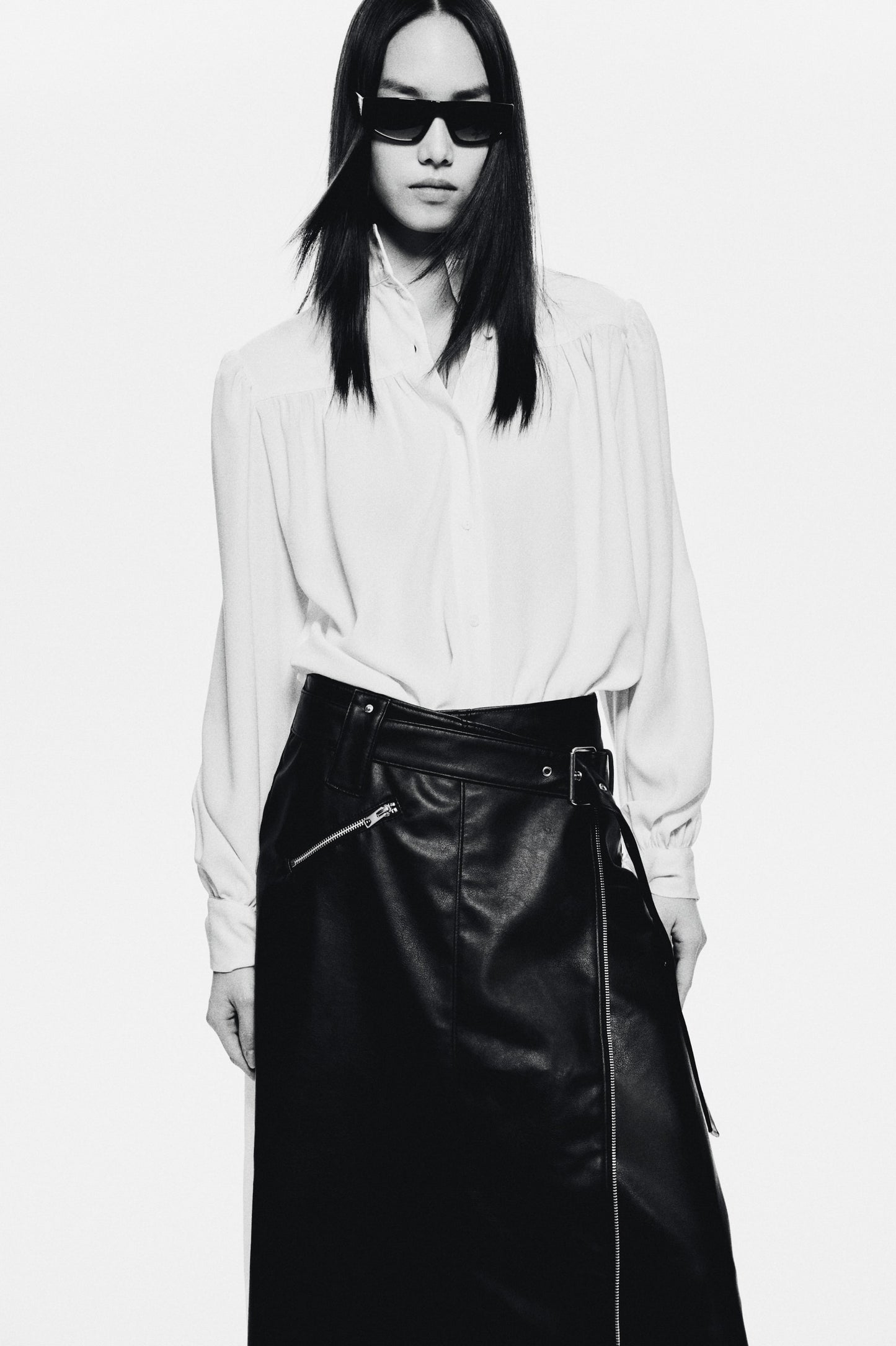 Coated belt-detail skirt