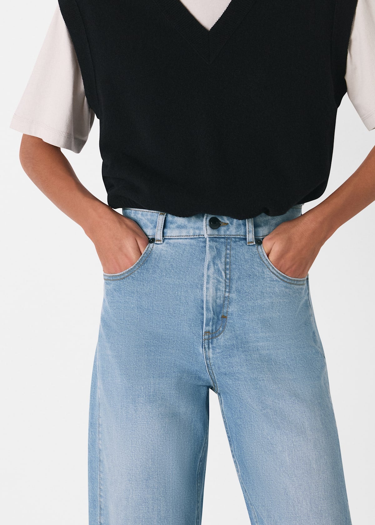 Light Wash Stretch Barrel Leg Jean
