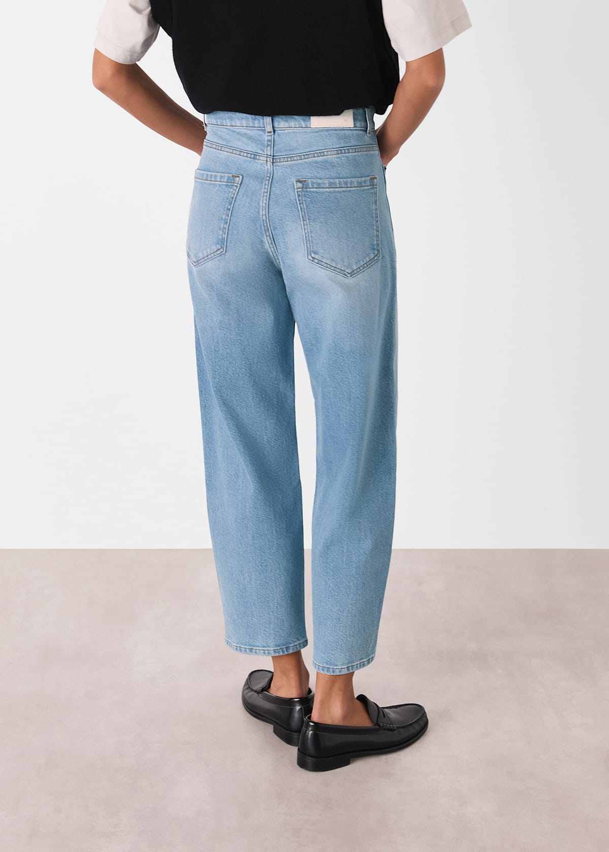 Light Wash Stretch Barrel Leg Jean