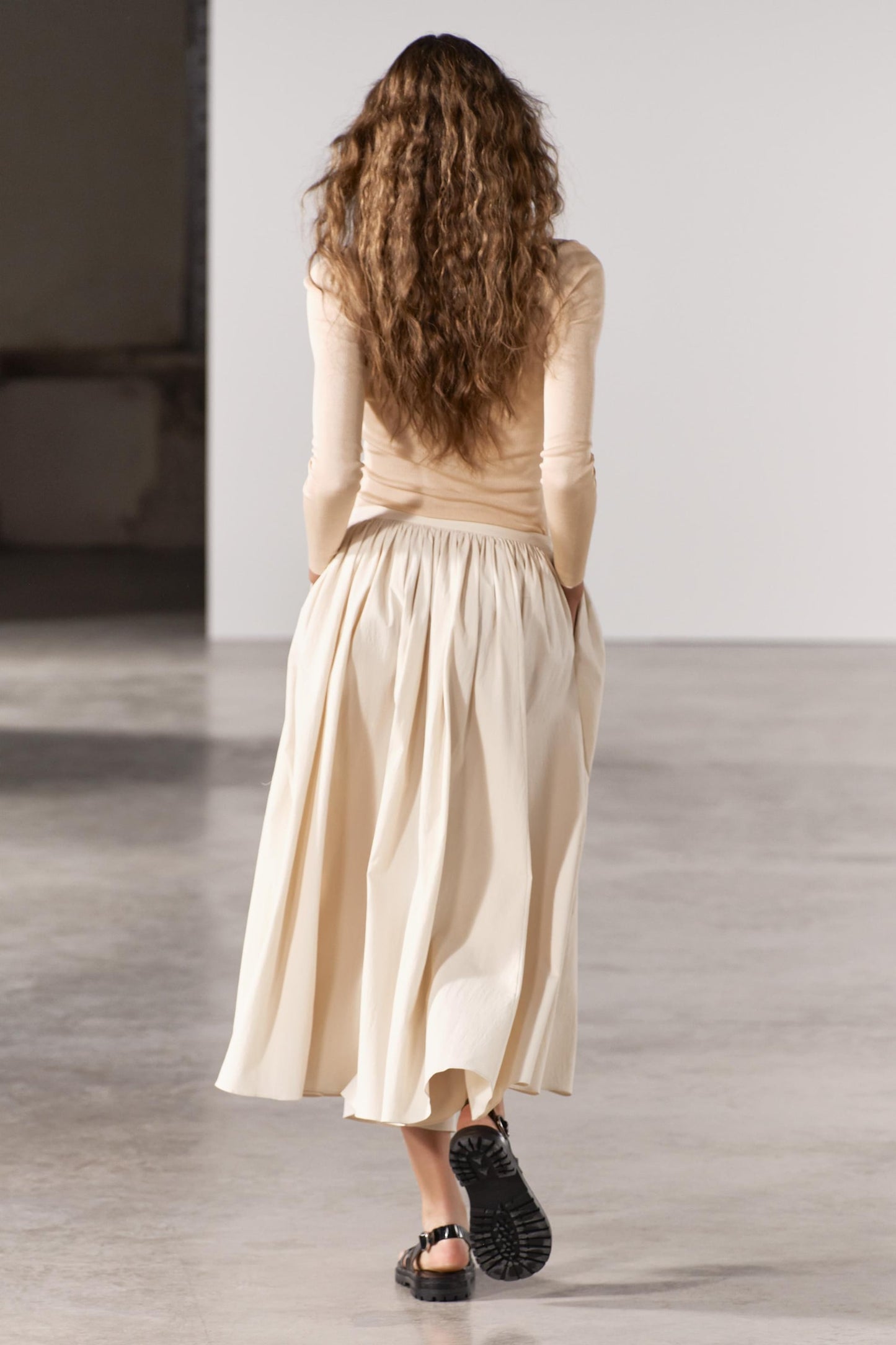 Midi skirt with scalloped waistband