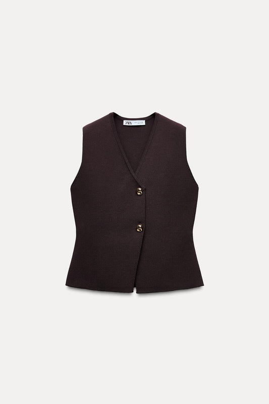 Plain knit top with gold button