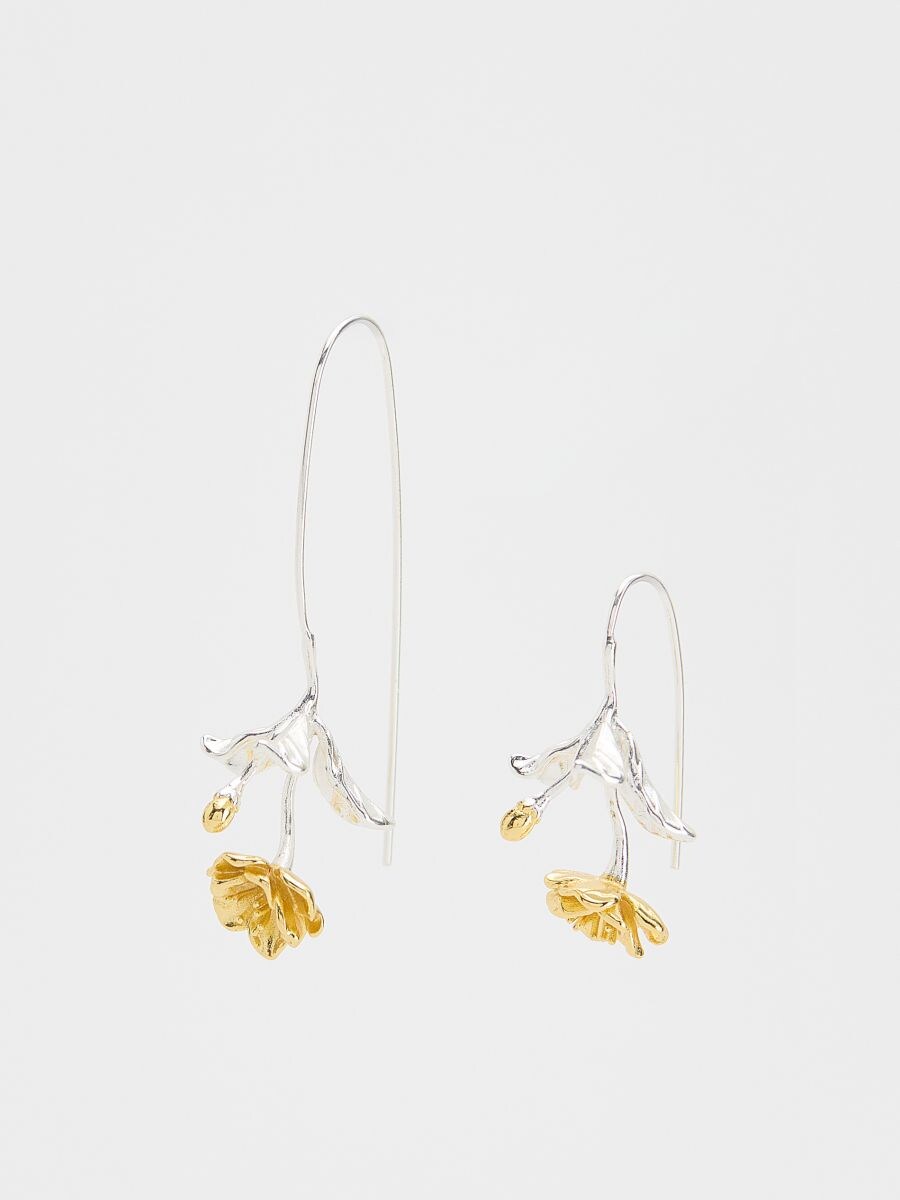 Hanging earrings with flower motif