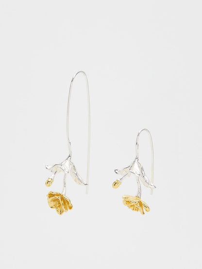 Hanging earrings with flower motif