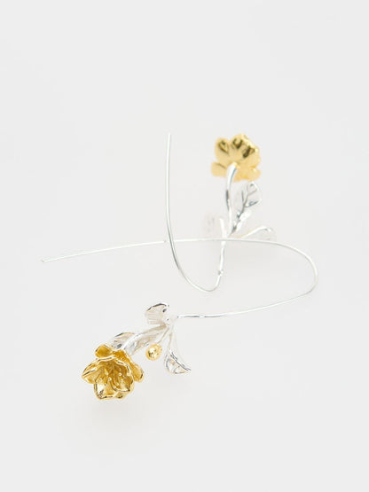 Hanging earrings with flower motif