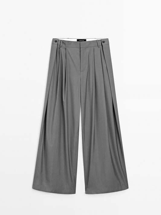 Flowing trousers with darts