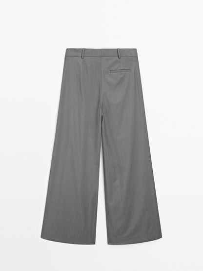 Flowing trousers with darts