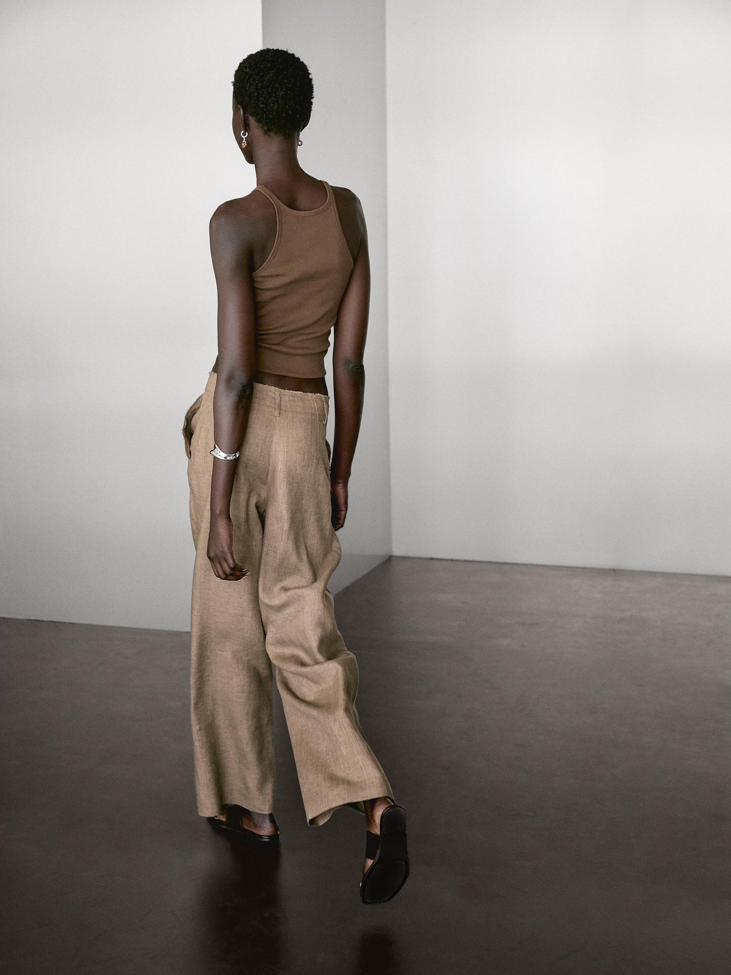 Flowing 100% linen trousers with darts
