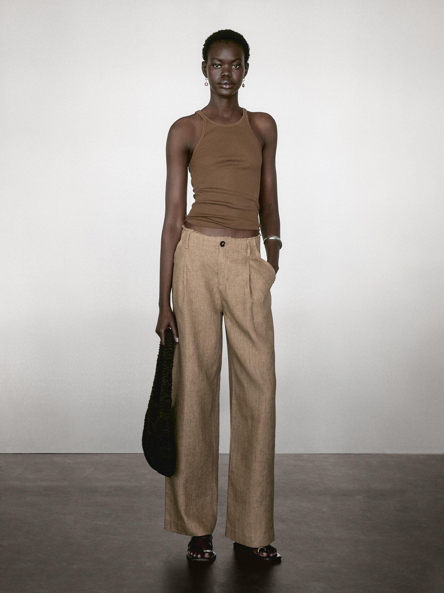 Flowing 100% linen trousers with darts