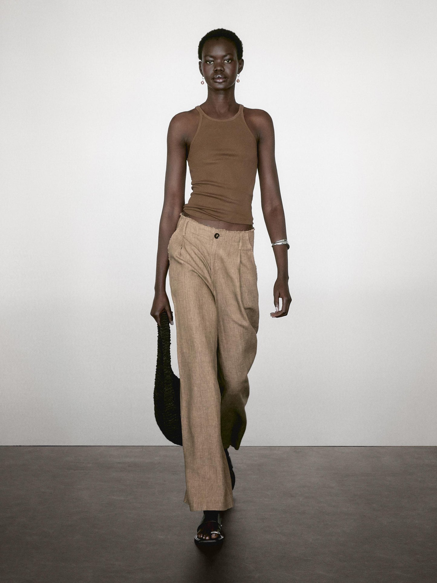 Flowing 100% linen trousers with darts