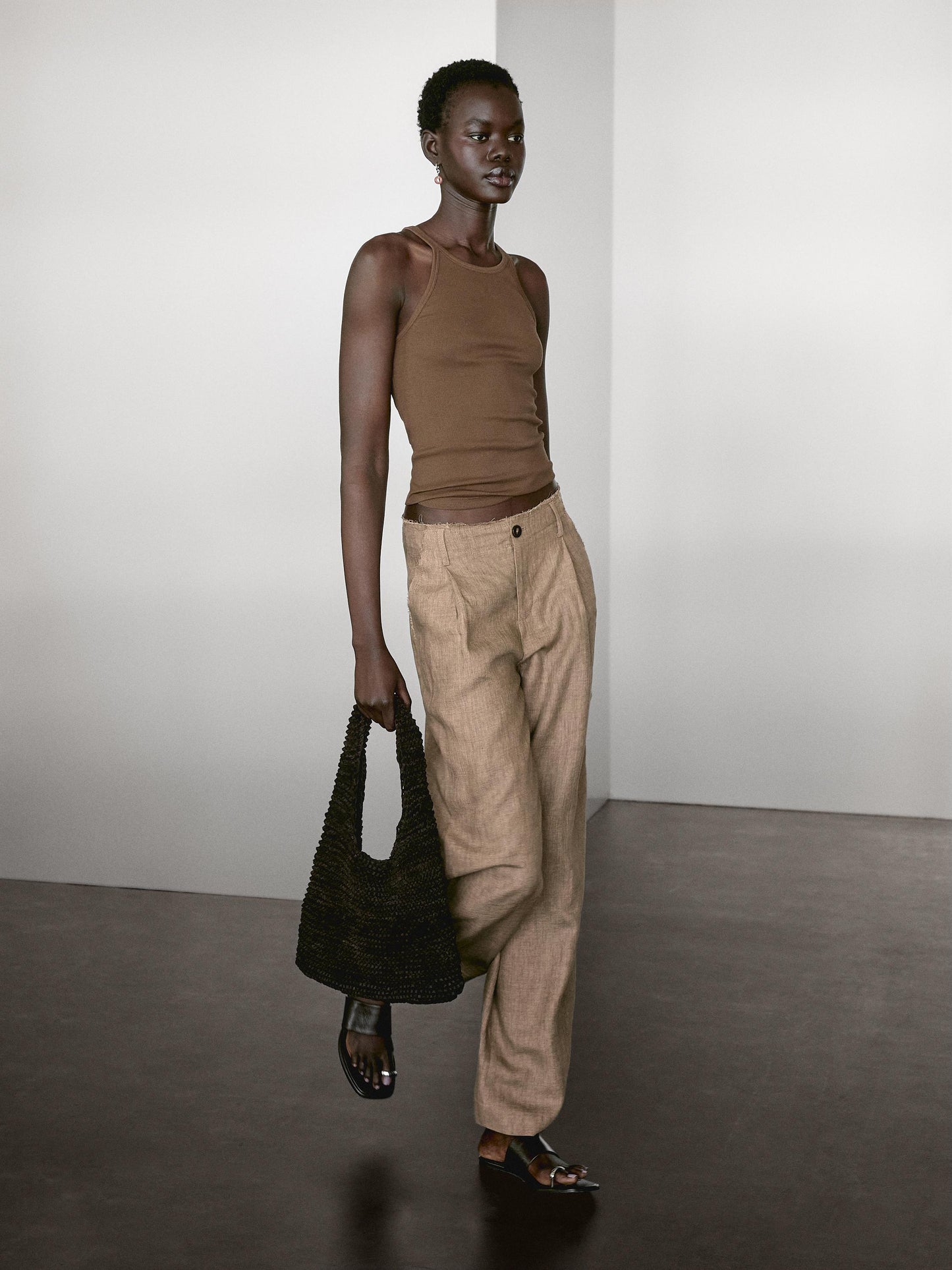 Flowing 100% linen trousers with darts