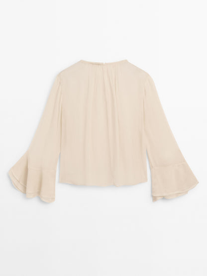 Flowing shirt with ruffles