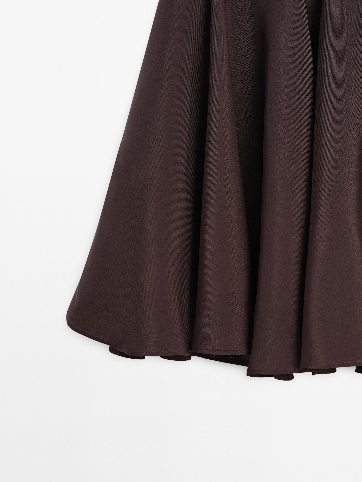 Flowing short skirt with flounce