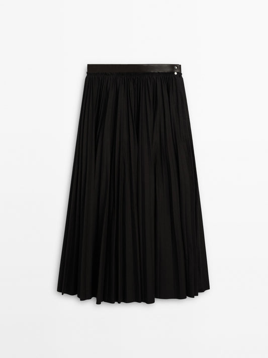 Pleated skirt with leather detail