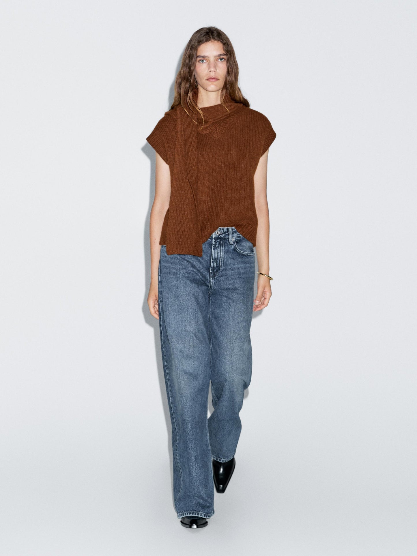 V-neck knit vest with scarf