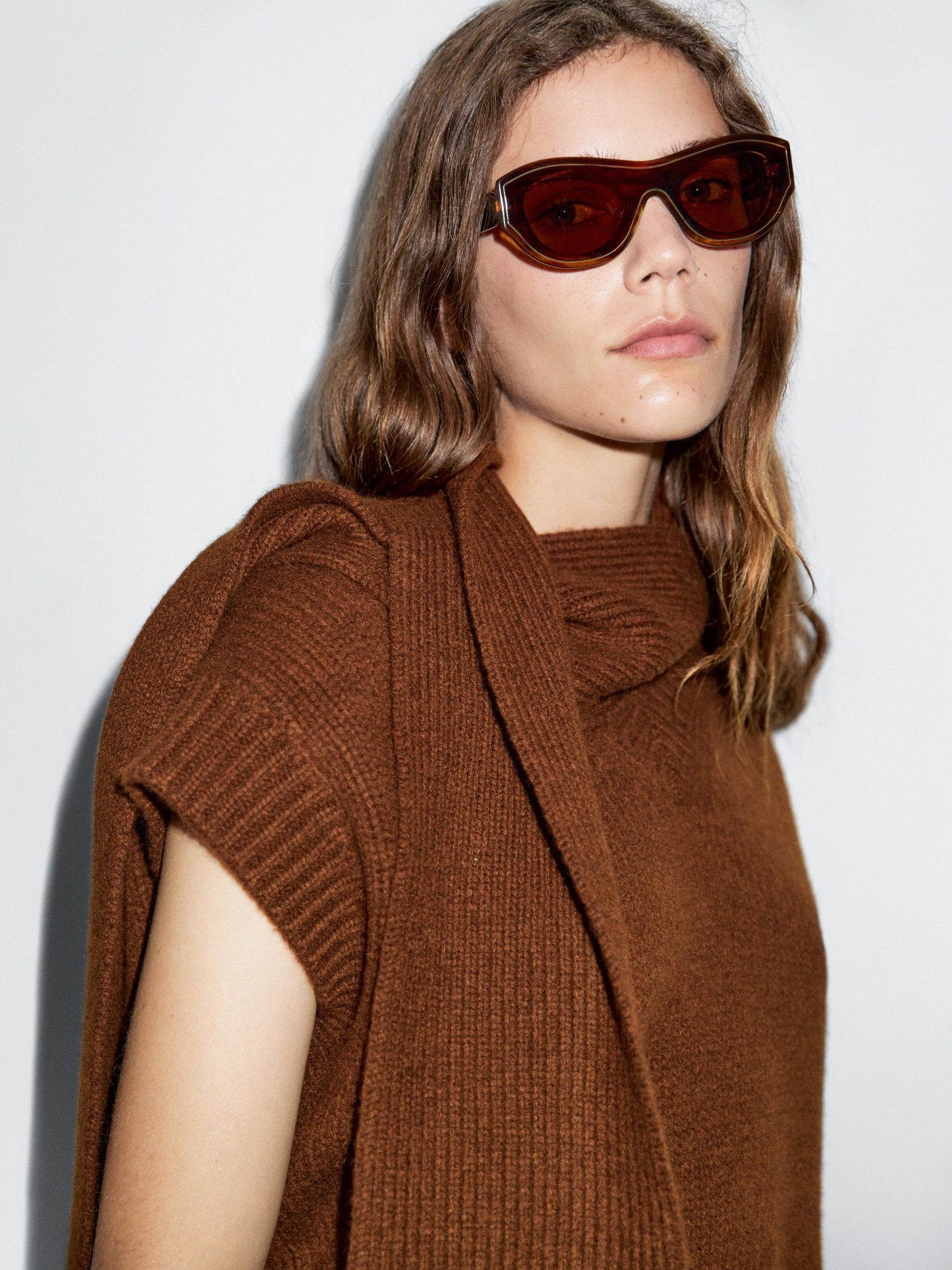 V-neck knit vest with scarf