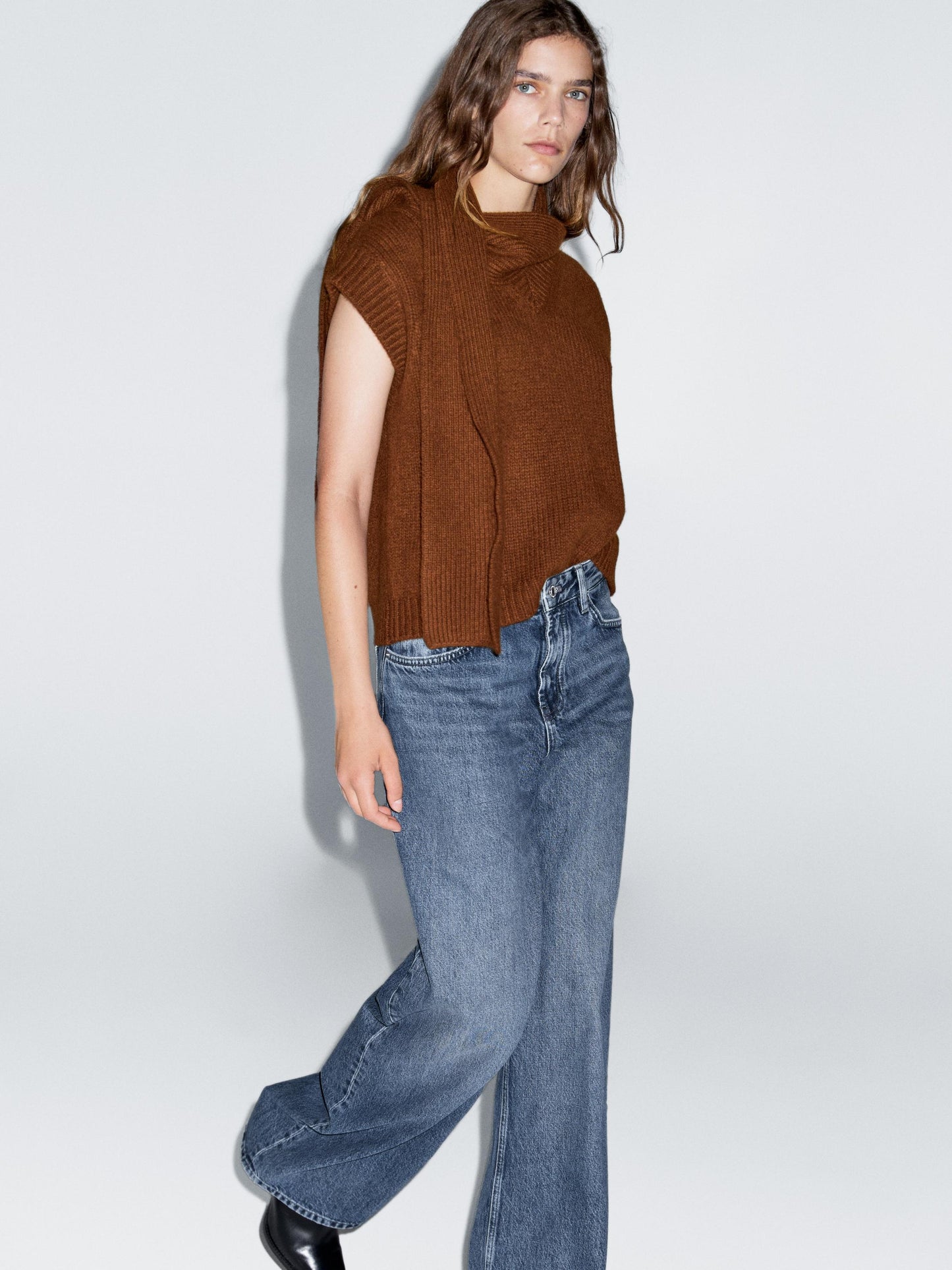V-neck knit vest with scarf