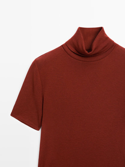 High neck T-shirt with short sleeves