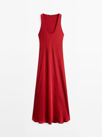 Long satin dress with round neckline