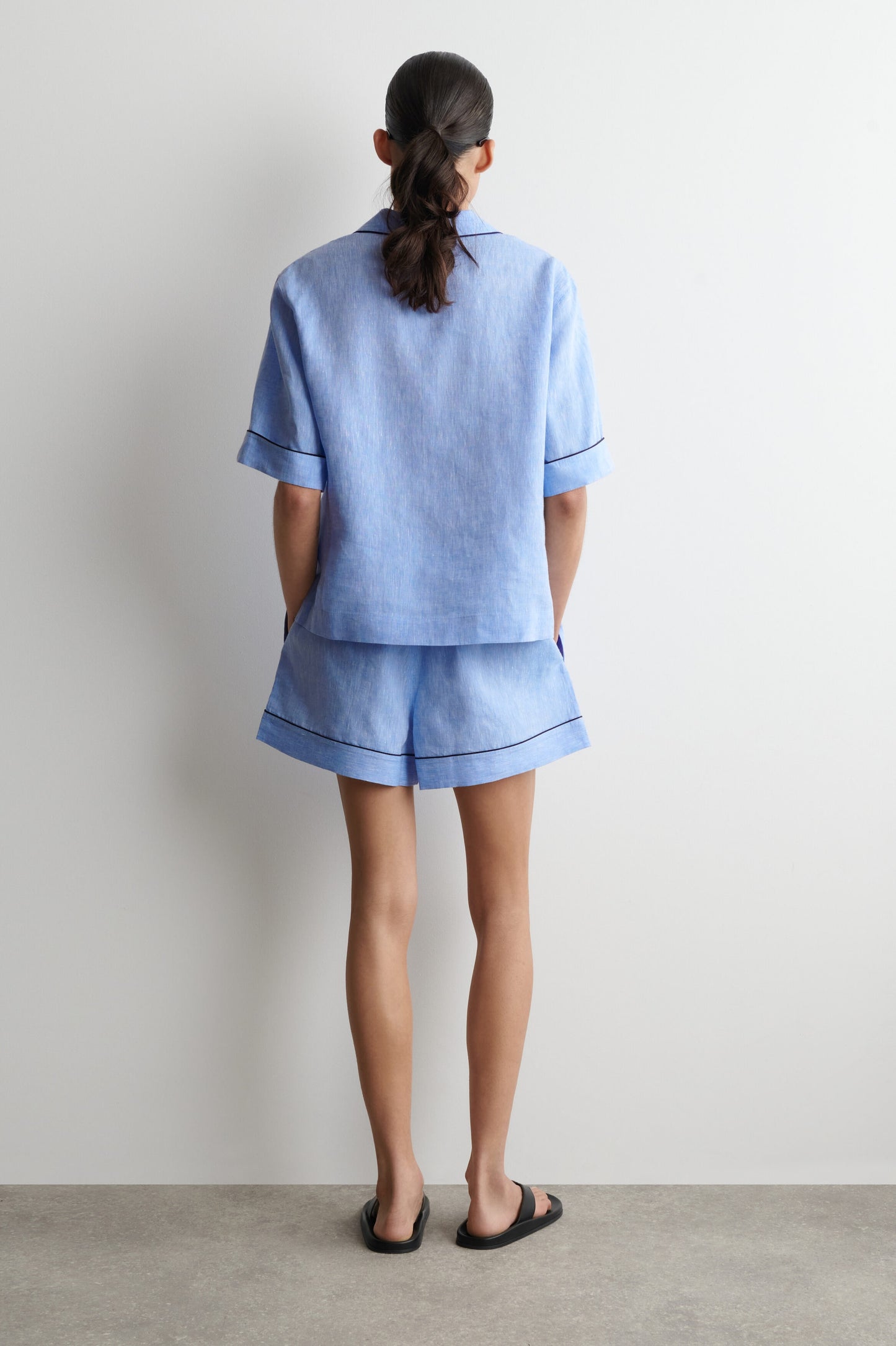 Contrast-piped linen shorts