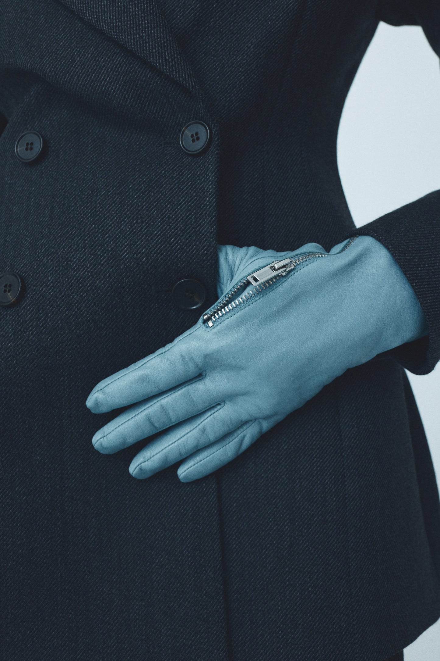 Zipped leather gloves