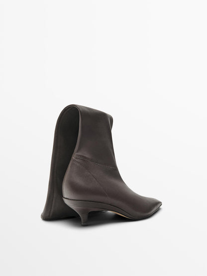 Stretch heeled boots