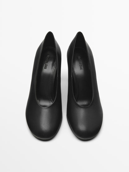 Heeled shoes with rounded toe