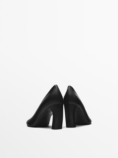 Heeled shoes with rounded toe