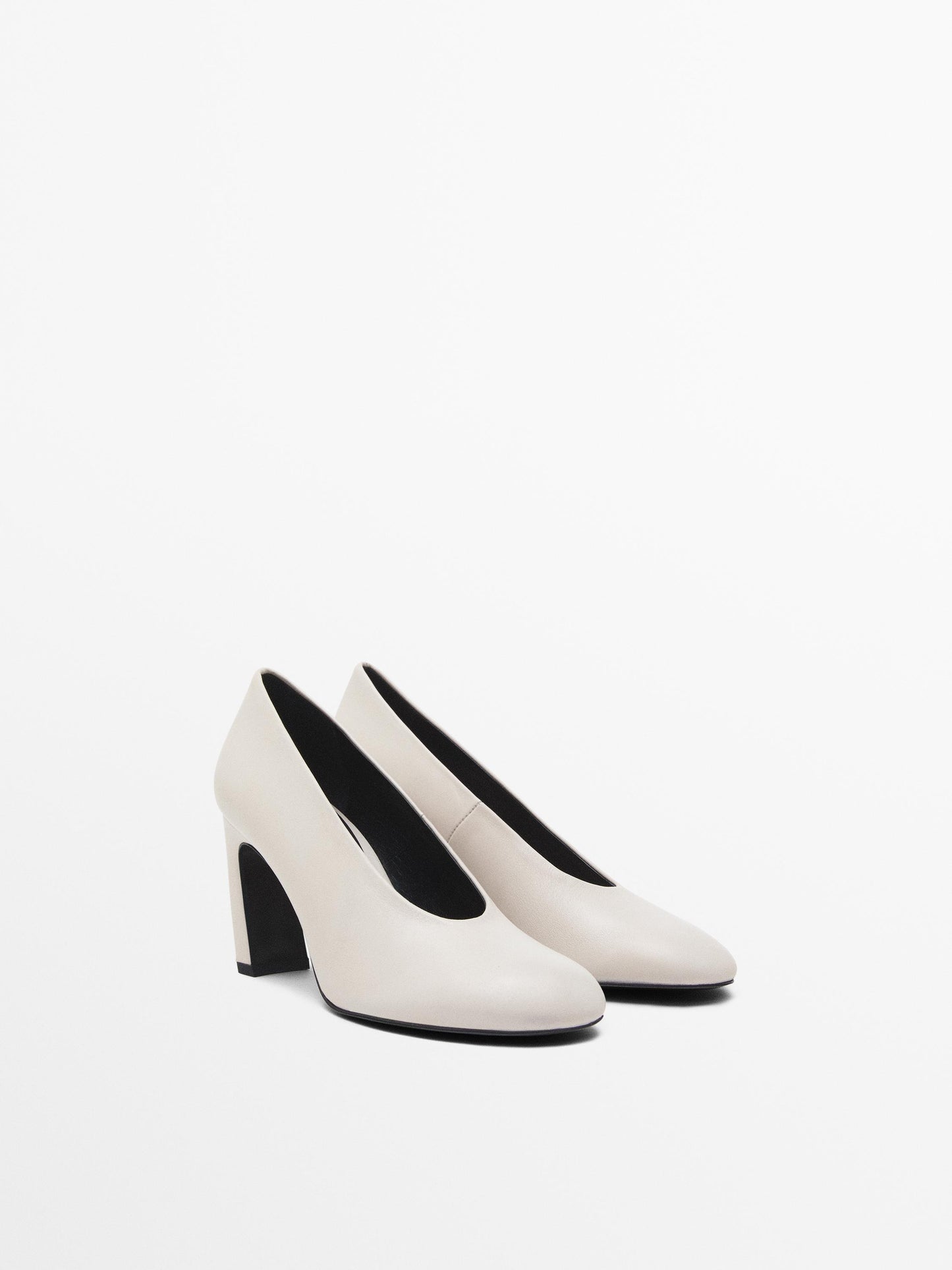 Heeled shoes with rounded toe