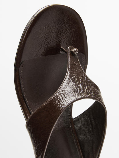 Heeled sandals with toe divider