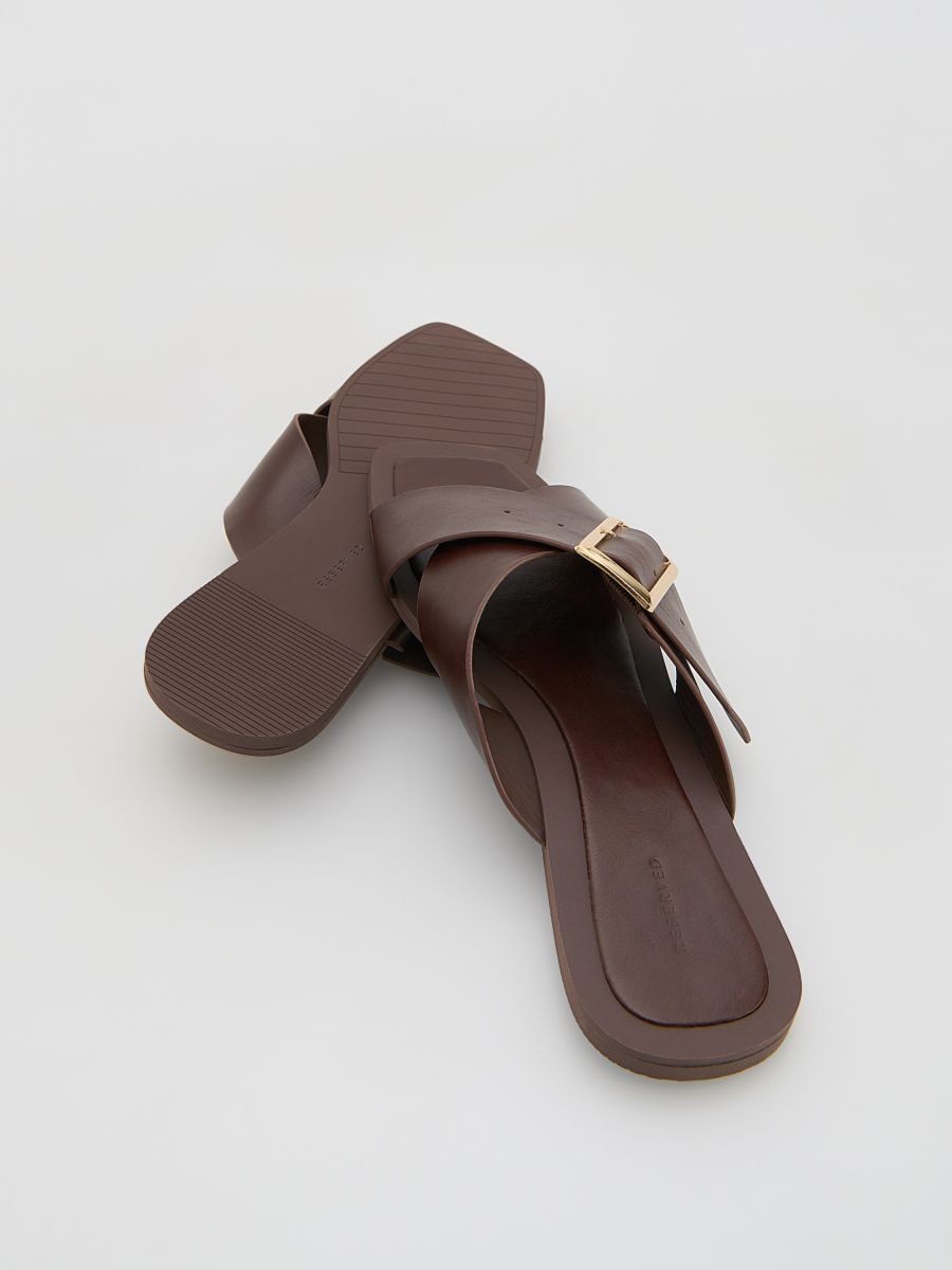 Sliders with decorative buckle