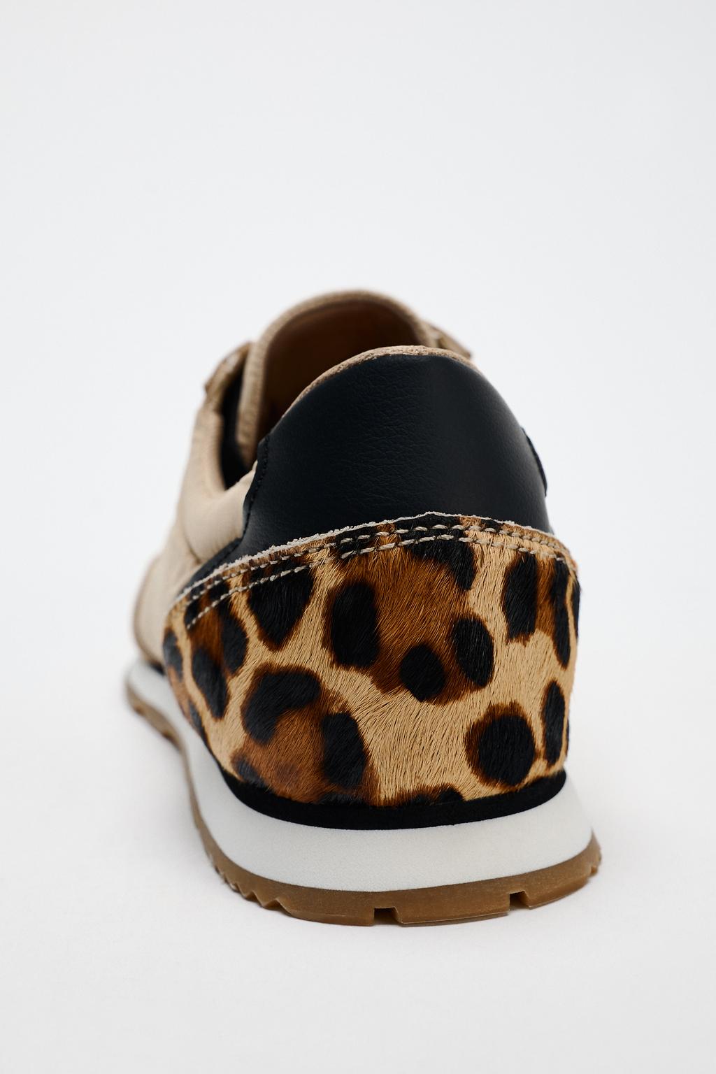 Running trainers with animal print heel tab