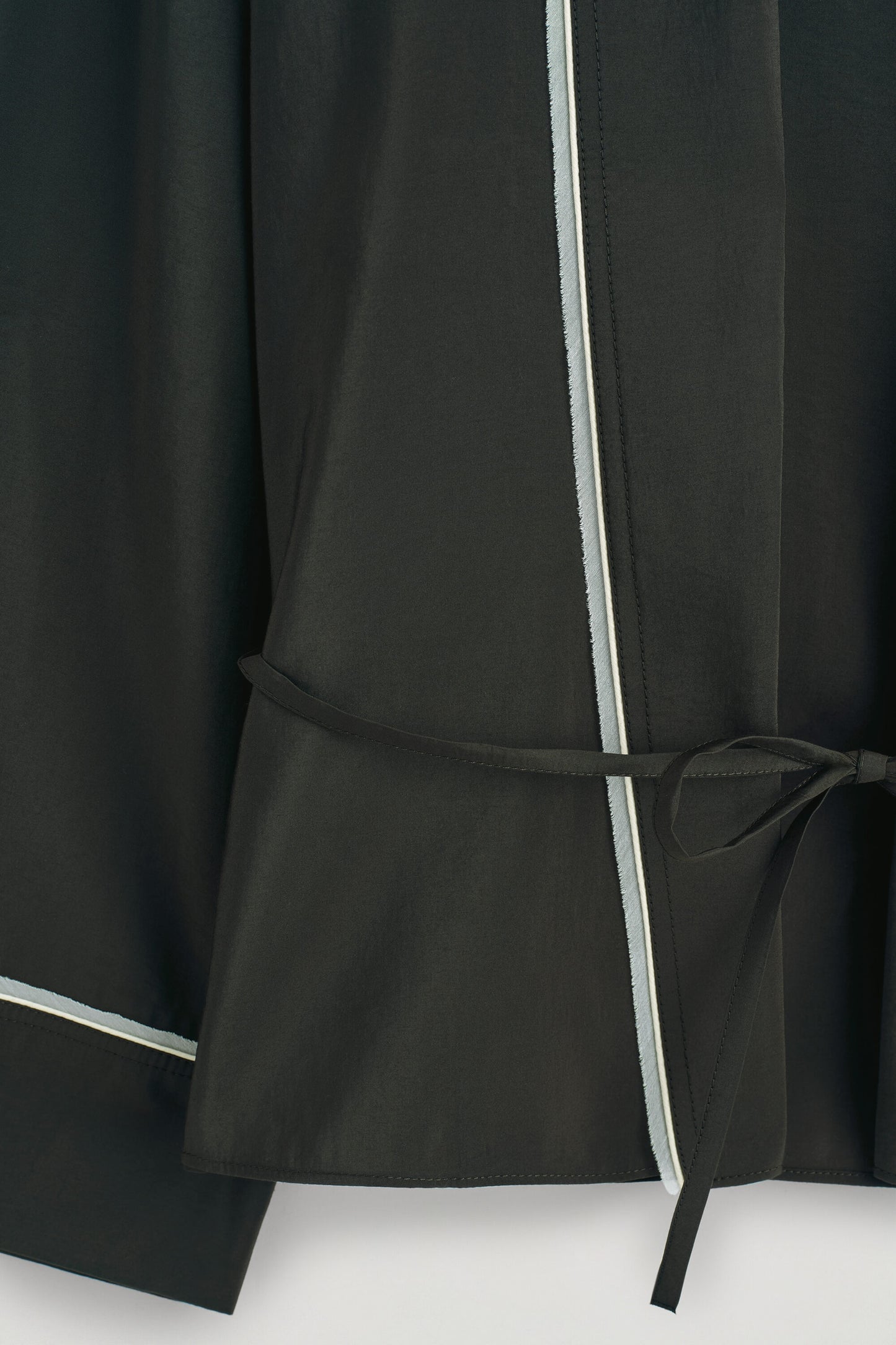 Contrast-piped belted wrap top