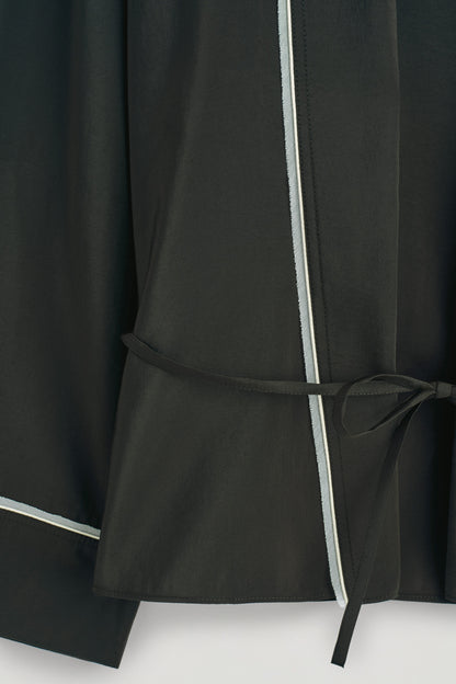 Contrast-piped belted wrap top