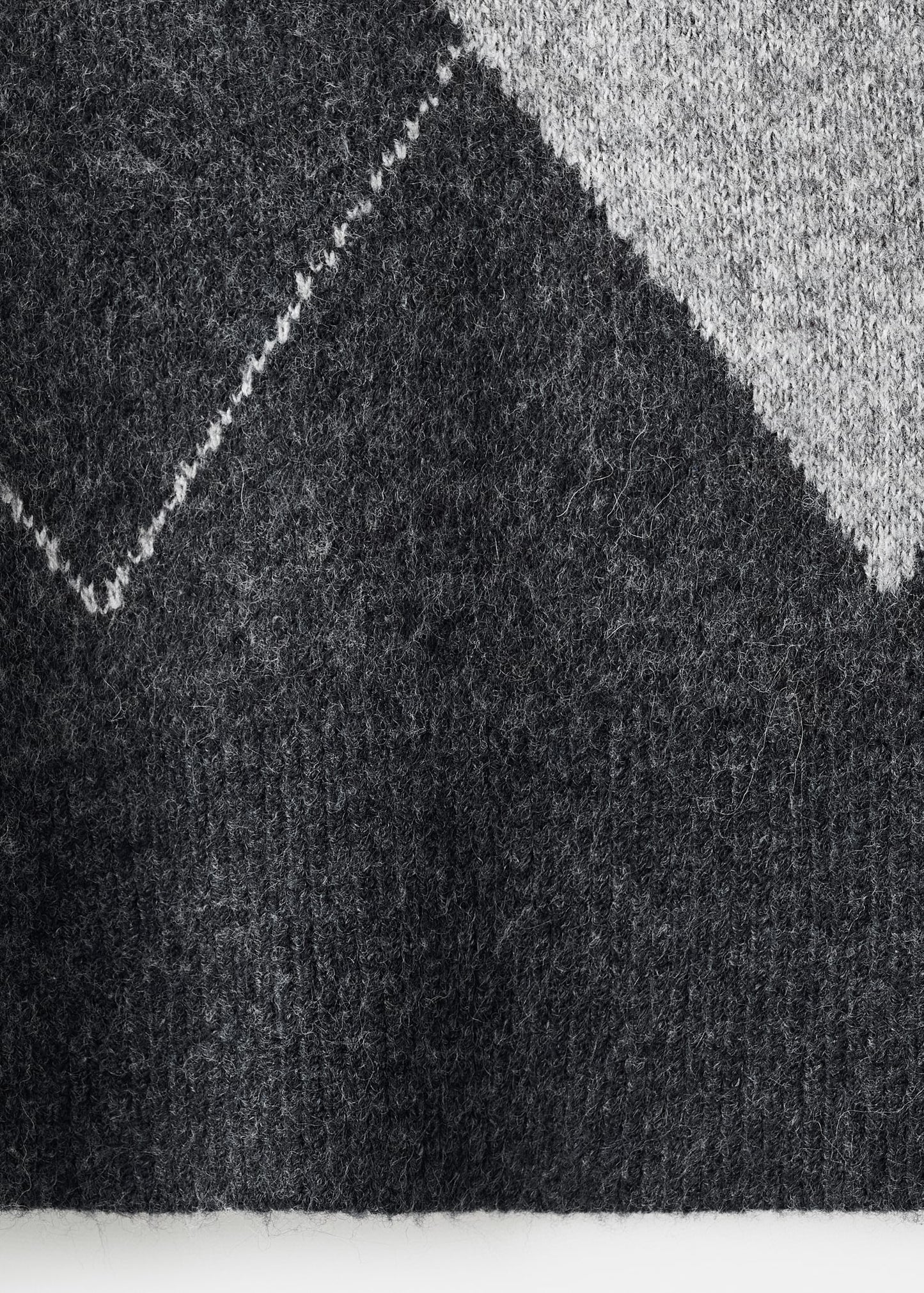 Diamond-patterned knit jumper