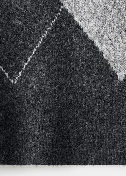 Diamond-patterned knit jumper