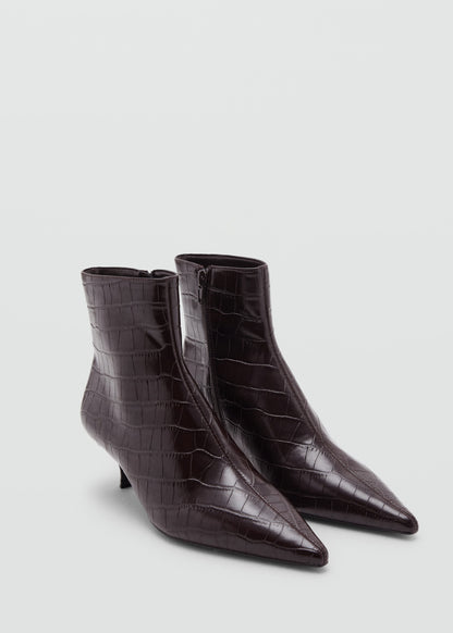 Croc-effect pointed-toe ankle boots