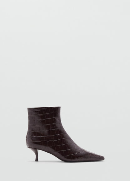 Croc-effect pointed-toe ankle boots